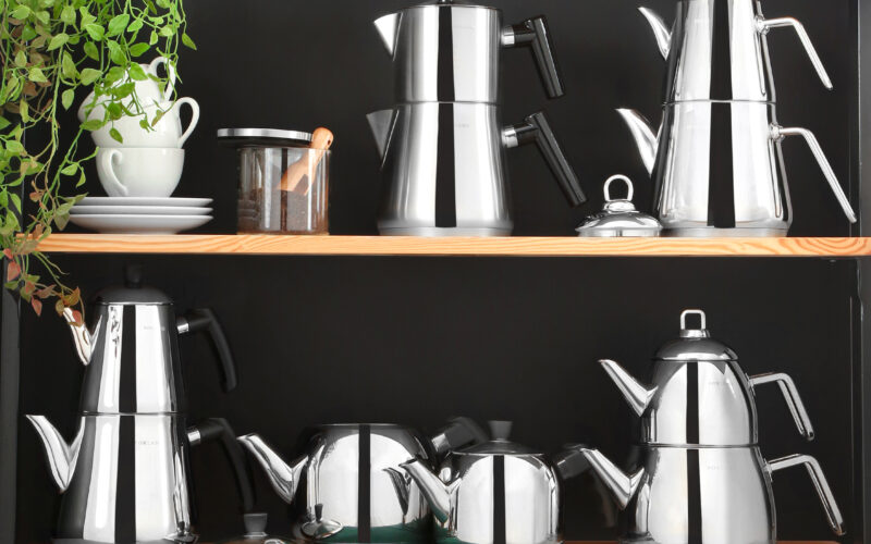 İçeriğimize göz atarak çaydanlıkta kireç oluşumunun nedenlerini, doğal temizlik yöntemlerini ve pratik bakım ipuçlarını öğrenerek keyifle çay içebilirsiniz.