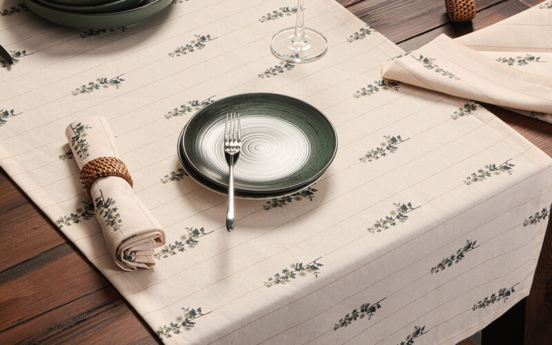 Yeni içeriğimizi okuyarak runner ölçüsü seçiminin püf noktalarını öğrenebilir, masanızın boyu ve şekline uygun şık seçimlerle sofralarınıza zarafet katabilirsiniz.