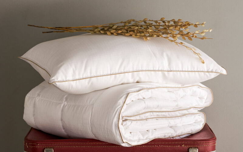 Yeni içeriğimizi okuyarak doğru yastık seçiminin uyku kalitesine etkilerini keşfedin, farklı uyku pozisyonlarına uygun öneriler ve sağlıklı seçim ipuçlarını öğrenin.