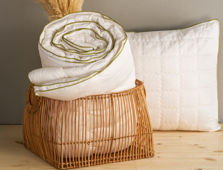 Uyku kalitenizi artırmak için doğru yorgan seçimini, doğal ve sentetik malzeme farklarını, mevsime uygun seçenekleri ve sağlıklı kullanım ipuçlarını keşfedin.