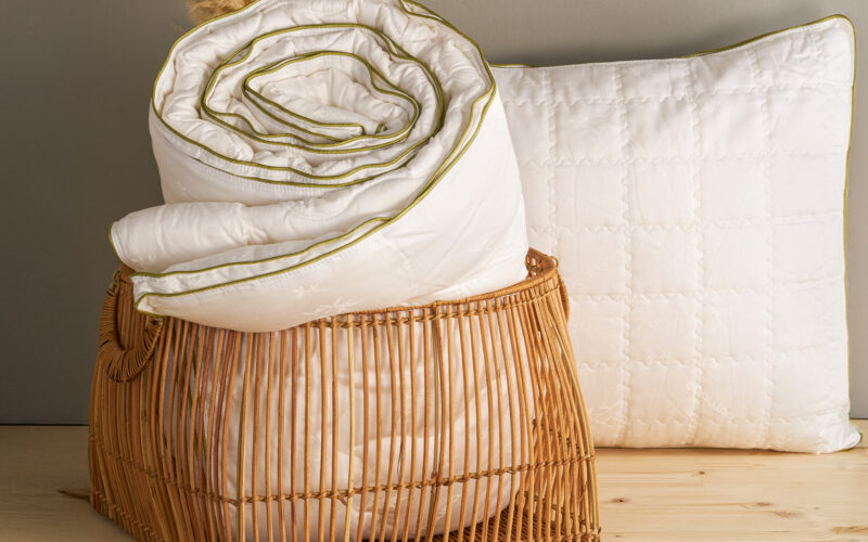 Uyku kalitenizi artırmak için doğru yorgan seçimini, doğal ve sentetik malzeme farklarını, mevsime uygun seçenekleri ve sağlıklı kullanım ipuçlarını keşfedin.